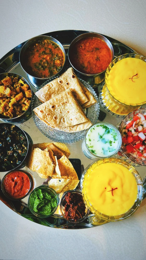 भारतीय थाली में विविध व्यंजन